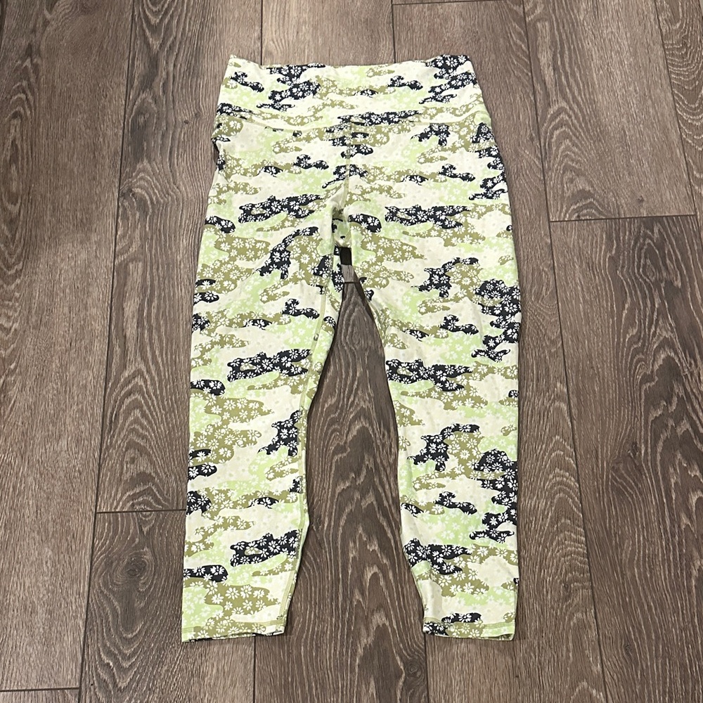 Fabletics Women’s Leggings Daisy Camo Pattern XL Pure Luxe ultra high waist 7/8